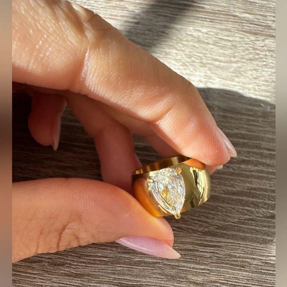 Gold and Teardrop Ring A1509